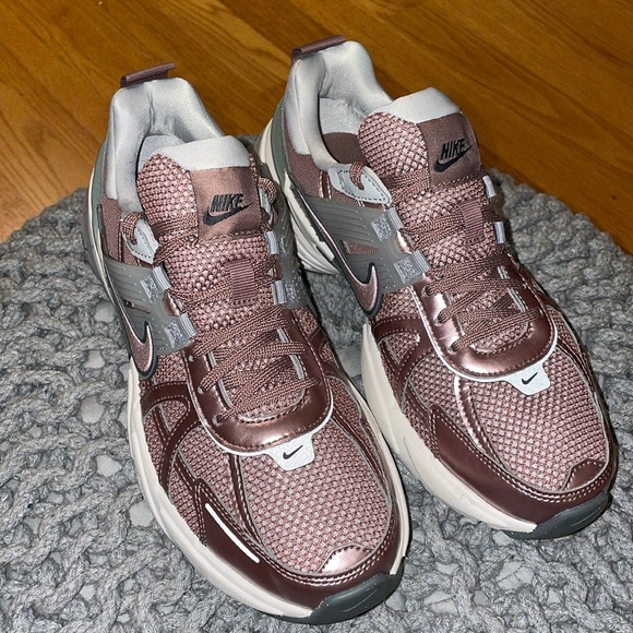 Women's Nike V2K running sneakers - Picture 2 of 11